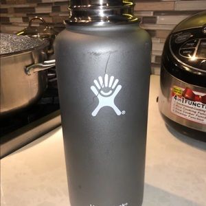 Hydroflask with twist lid